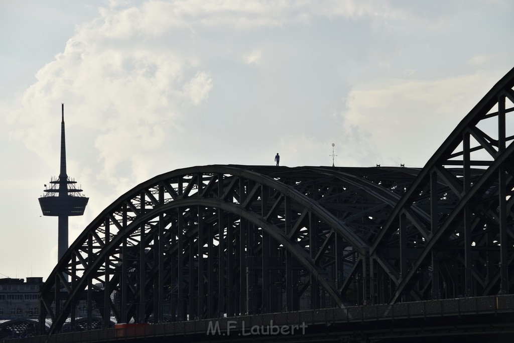 PSpringt kein Suizid Brueckenspringer Koeln Hohenzollernbruecke P128.JPG - Miklos Laubert